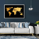 Tableau Décoratif Map Monde Fond Noir en affiche encadrée dans un salon bleu nuit au-dessus d'un canapé blanc
