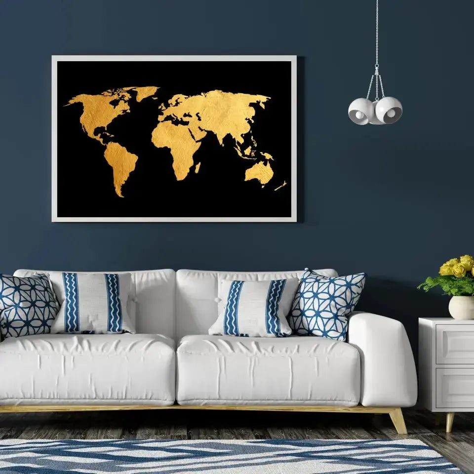 Tableau Décoratif Map Monde Fond Noir en affiche encadrée dans un salon bleu nuit au-dessus d'un canapé blanc