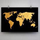 Tableau Décoratif Map Monde Fond Noir en affiche suspendue par des pinces sur un mur gris