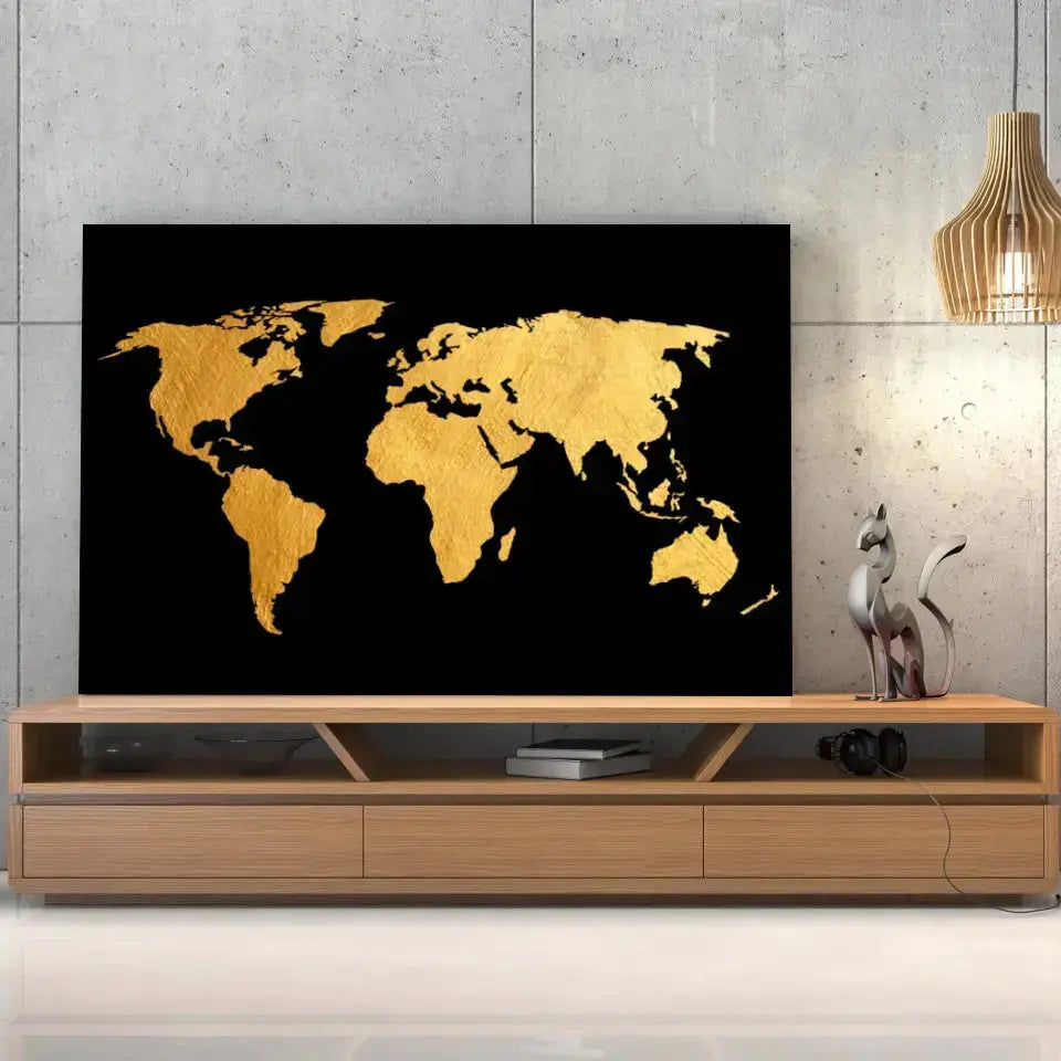 Tableau Décoratif Map Monde Fond Noir sur toile, posée sur un meuble TV en bois devant un mur en béton