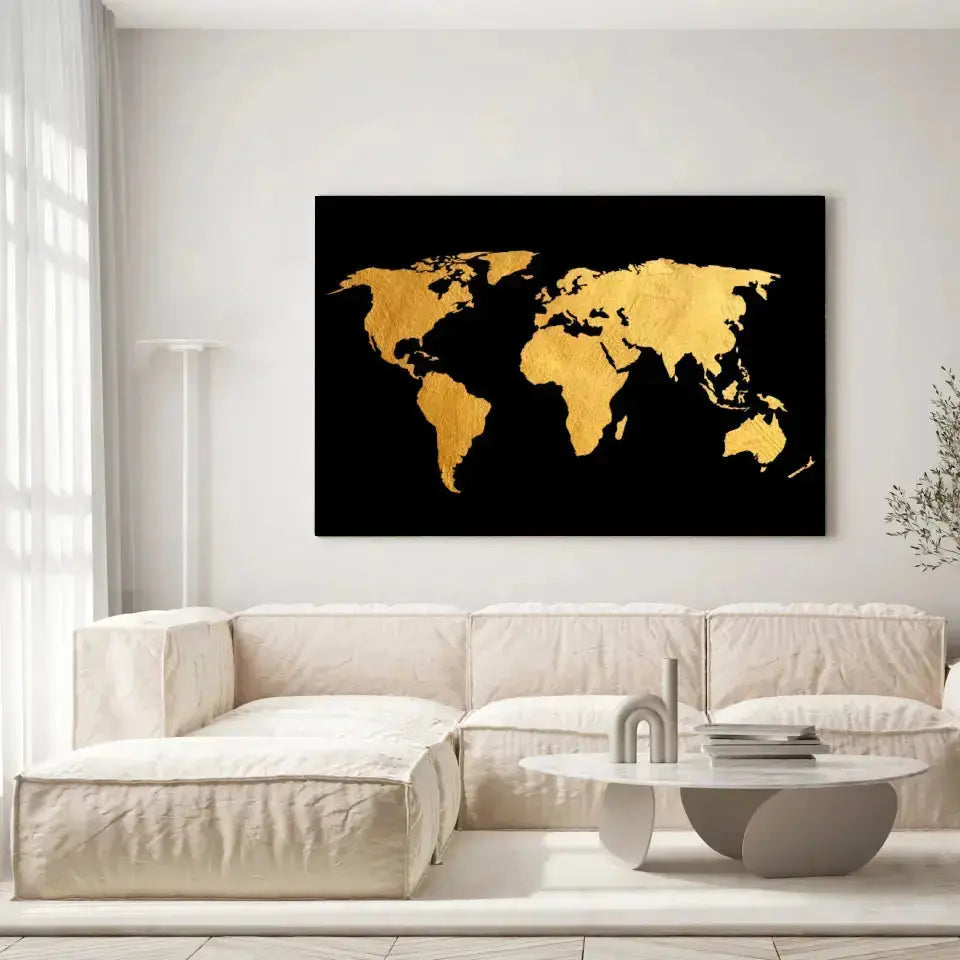 Tableau Décoratif Map Monde Fond Noir sur toile, accrochée dans un salon lumineux au-dessus d'un canapé beige