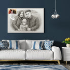 Tableau paysage effet dessin au crayon graphite dans un salon au canapé blanc, portrait de famille