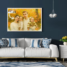 Tableau paysage effet peinture aquarelle dans un salon au canapé blanc, portrait de famille