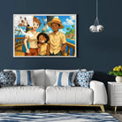Tableau paysage style One Piece dans un salon au canapé blanc, portrait de famille