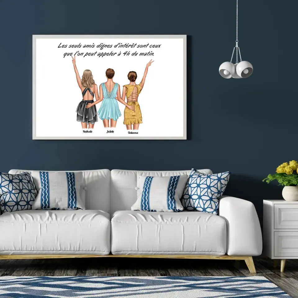 Tableau personnages groupe de copines personnalisé accroché au mur, salon bleu foncé