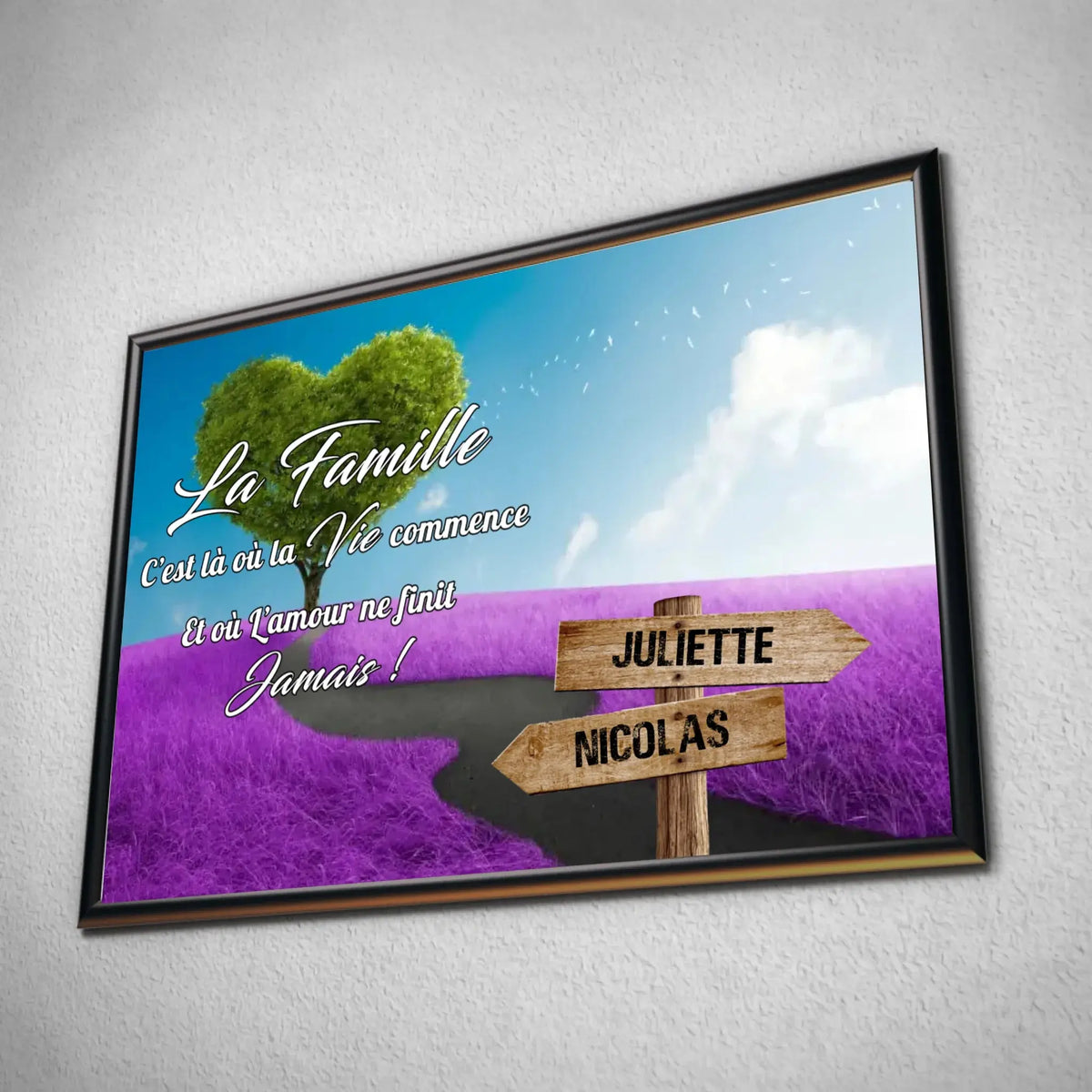 Tableau prénoms personnalisé arbre cœur et champ violet dans un cadre noir, incliné