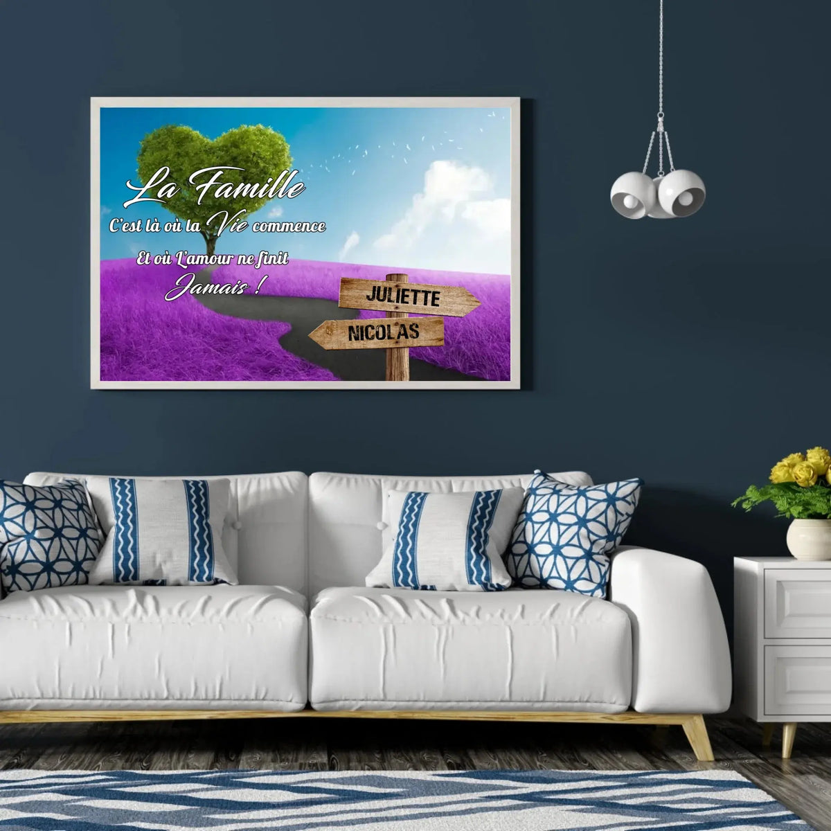 Tableau prénoms personnalisé arbre cœur et champ violet accroché au mur, salon bleu foncé