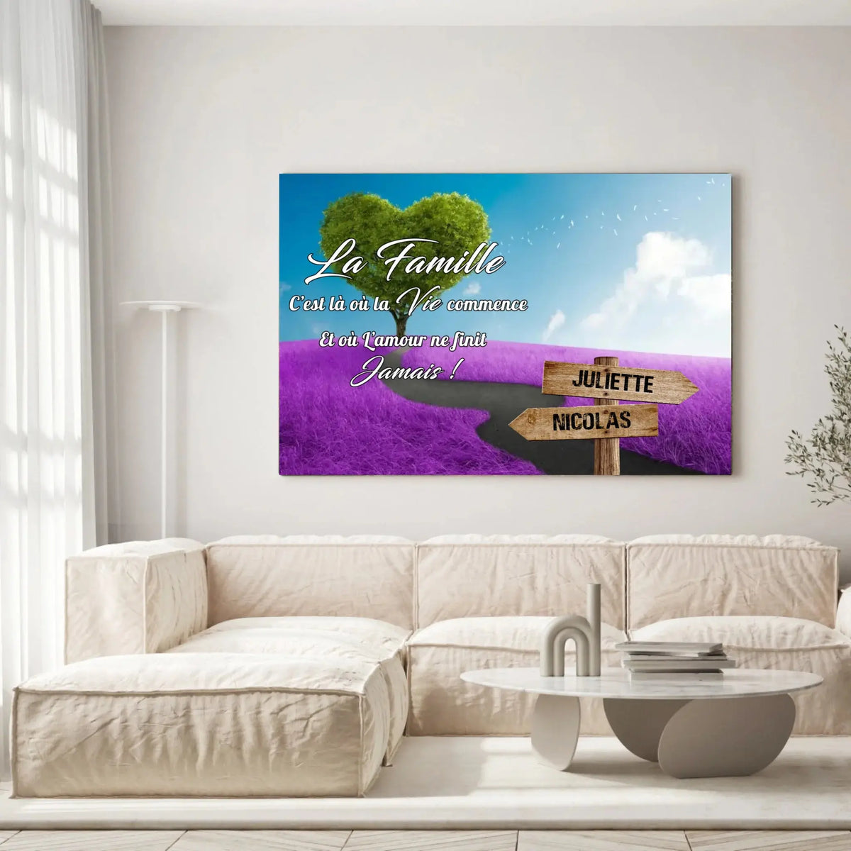 Tableau prénoms personnalisé arbre cœur et champ violet accroché au mur, salon canapé blanc