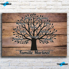 Tableau prénoms personnalisé Arbre de Vie, vue de face sur mur de briques blanches