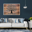 Tableau prénoms personnalisé Arbre de Vie accroché au mur, salon bleu foncé