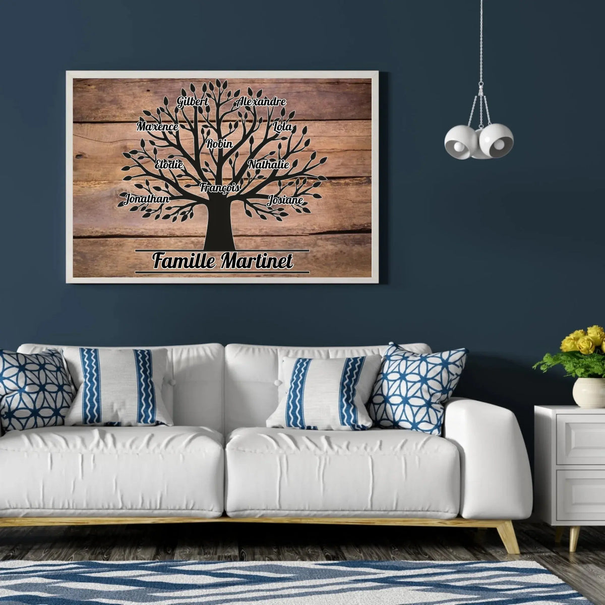 Tableau prénoms personnalisé Arbre de Vie accroché au mur, salon bleu foncé