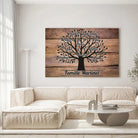 Tableau prénoms personnalisé Arbre de Vie accroché au mur, salon canapé blanc