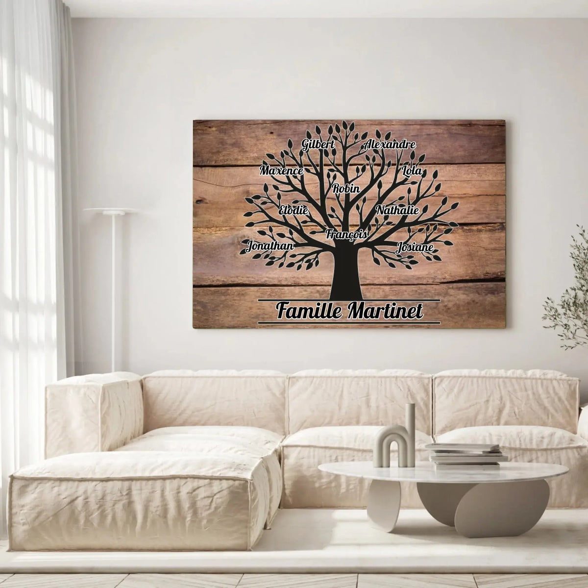 Tableau prénoms personnalisé Arbre de Vie accroché au mur, salon canapé blanc