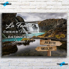 Tableau prénoms personnalisé cascade d'eau, vue de face sur mur de briques blanches
