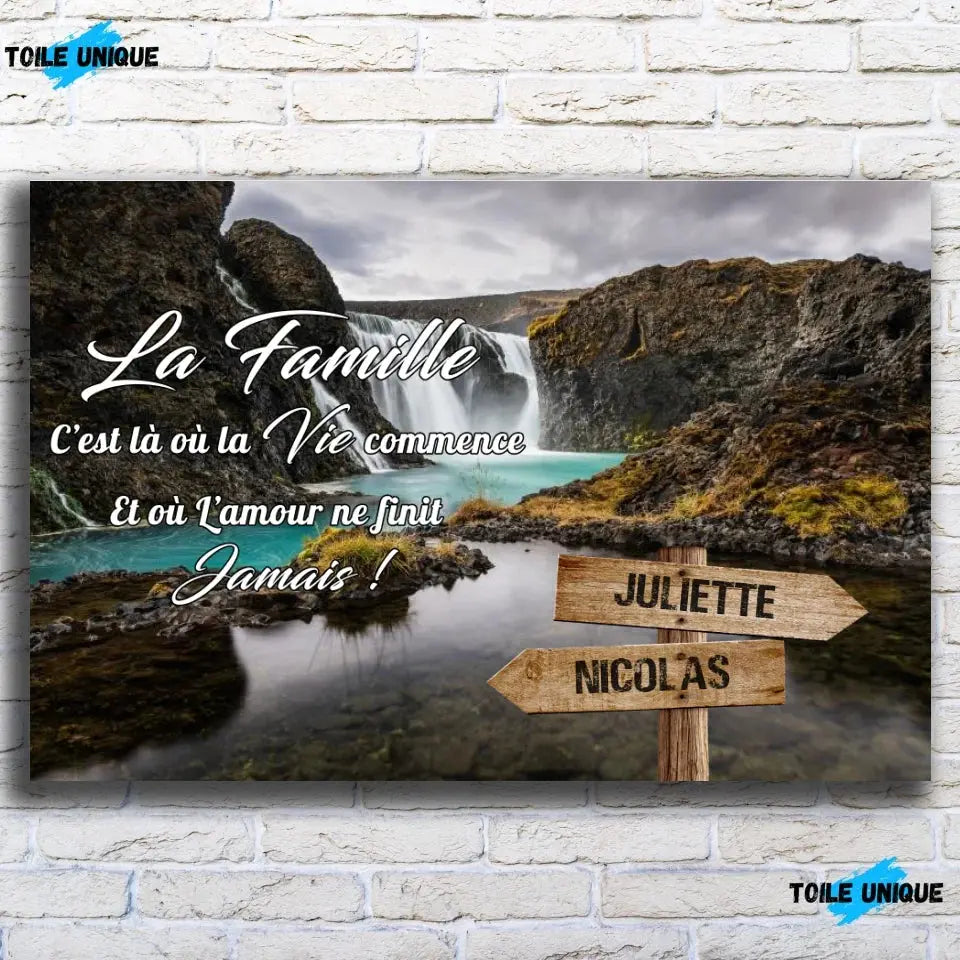 Tableau prénoms personnalisé cascade d'eau, vue de face sur mur de briques blanches