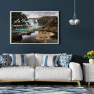 Tableau prénoms personnalisé cascade d'eau accroché au mur, salon bleu foncé