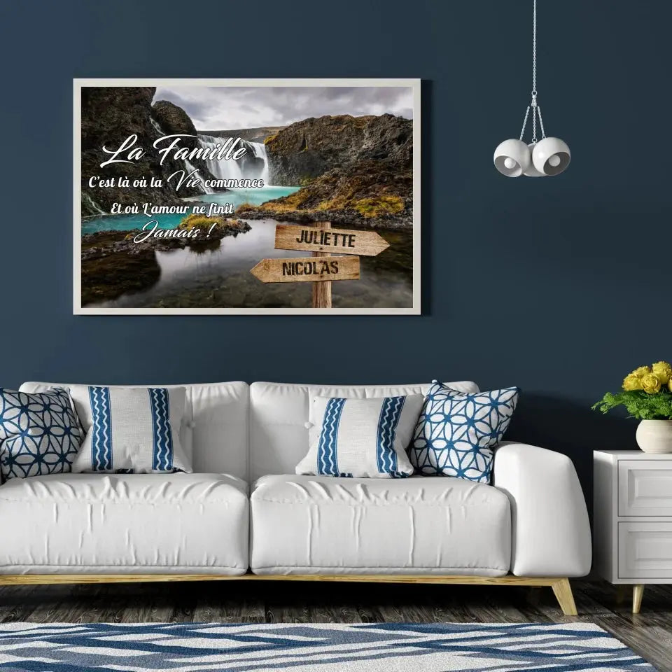 Tableau prénoms personnalisé cascade d'eau accroché au mur, salon bleu foncé