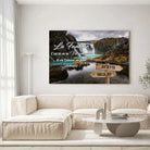 Tableau prénoms personnalisé cascade d'eau accroché au mur, salon canapé blanc