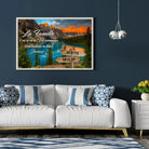 Tableau prénoms personnalisé Lac bleuté accroché au mur, salon bleu foncé