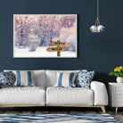 Tableau prénoms personnalisé paysage enneigé accroché au mur, salon bleu foncé