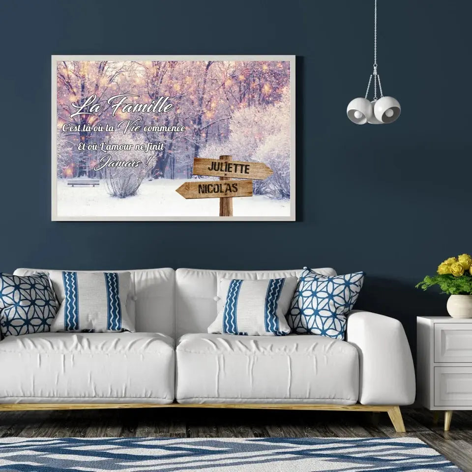 Tableau prénoms personnalisé paysage enneigé accroché au mur, salon bleu foncé