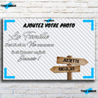 Tableau prénoms personnalisé photo de famille, vue de face sur mur de briques blanches