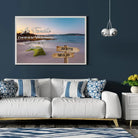 Tableau prénoms personnalisé plage et algues accroché au mur, salon bleu foncé