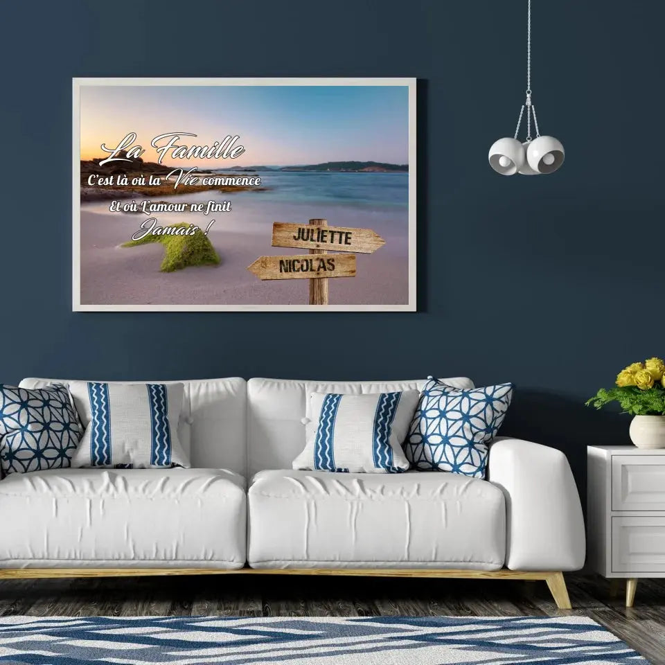 Tableau prénoms personnalisé plage et algues accroché au mur, salon bleu foncé