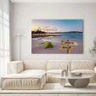 Tableau prénoms personnalisé plage et algues accroché au mur, salon canapé blanc