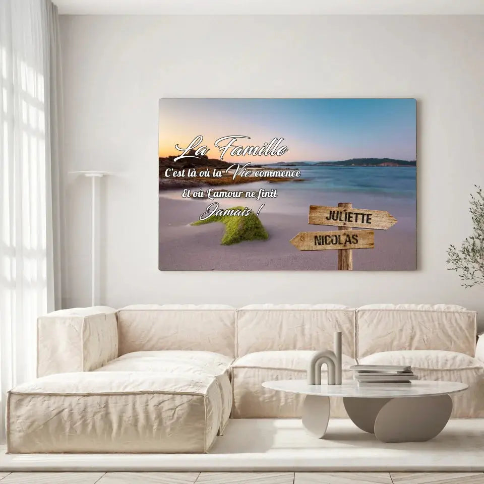 Tableau prénoms personnalisé plage et algues accroché au mur, salon canapé blanc