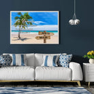 Tableau prénoms personnalisé plage et cocotiers accroché au mur, salon bleu foncé