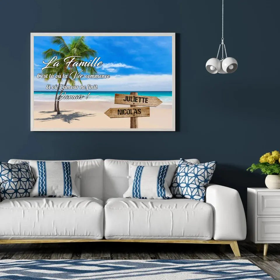 Tableau prénoms personnalisé plage et cocotiers accroché au mur, salon bleu foncé