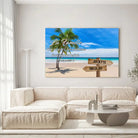 Tableau prénoms personnalisé plage et cocotiers accroché au mur, salon canapé blanc