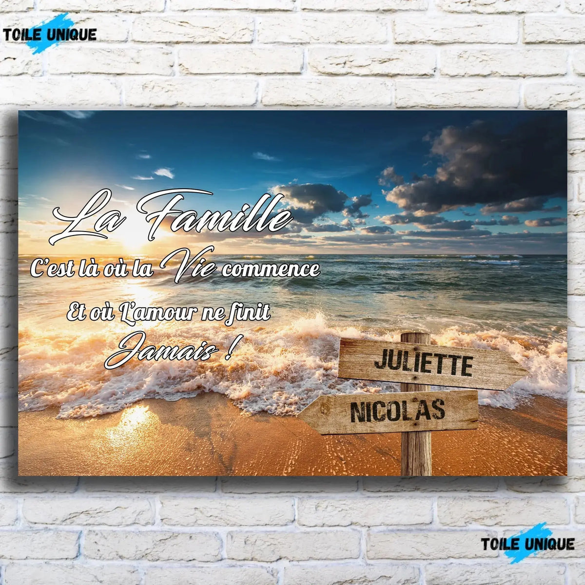 Tableau prénoms personnalisé plage et coucher de soleil, vue de face sur mur de briques blanches