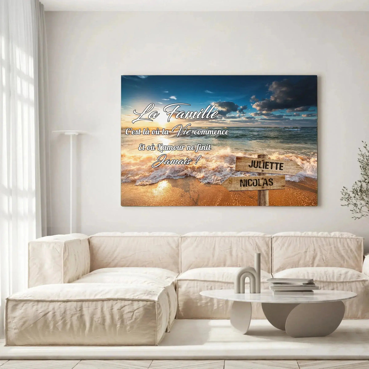 Tableau prénoms personnalisé plage et coucher de soleil accroché au mur, salon canapé blanc