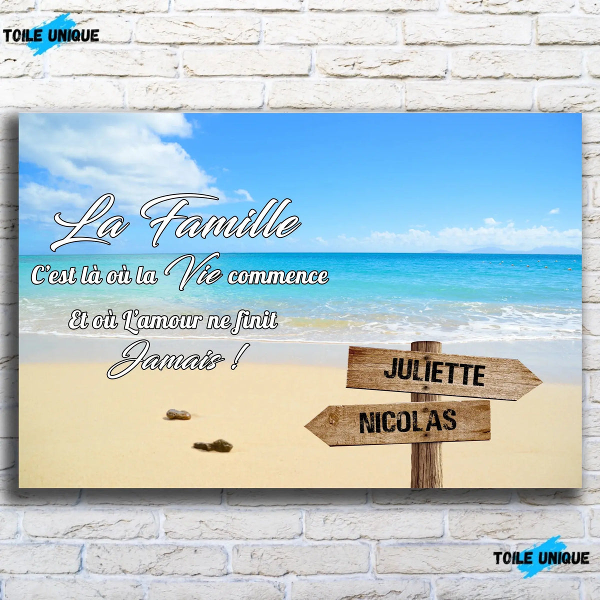 Tableau prénoms personnalisé plage et sable fin, vue de face sur mur de briques blanches
