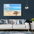 Tableau prénoms personnalisé plage et sable fin accroché au mur, salon bleu foncé