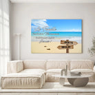 Tableau prénoms personnalisé plage et sable fin accroché au mur, salon canapé blanc