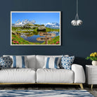 Tableau prénoms personnalisé plaine et montagne accroché au mur, salon bleu foncé