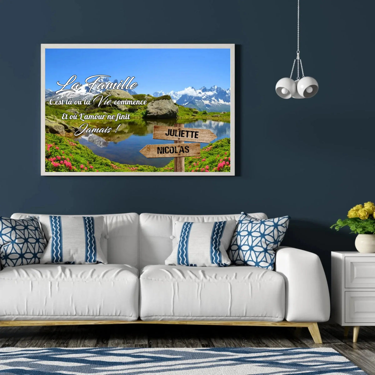 Tableau prénoms personnalisé plaine et montagne accroché au mur, salon bleu foncé