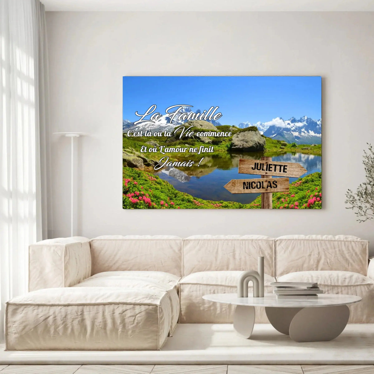 Tableau prénoms personnalisé plaine et montagne accroché au mur, salon canapé blanc