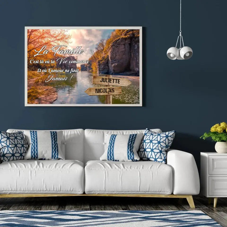 Tableau prénoms personnalisé rivière accroché au mur, salon bleu foncé