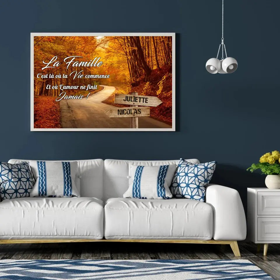 Tableau prénoms personnalisé route d'automne accroché au mur, salon bleu foncé