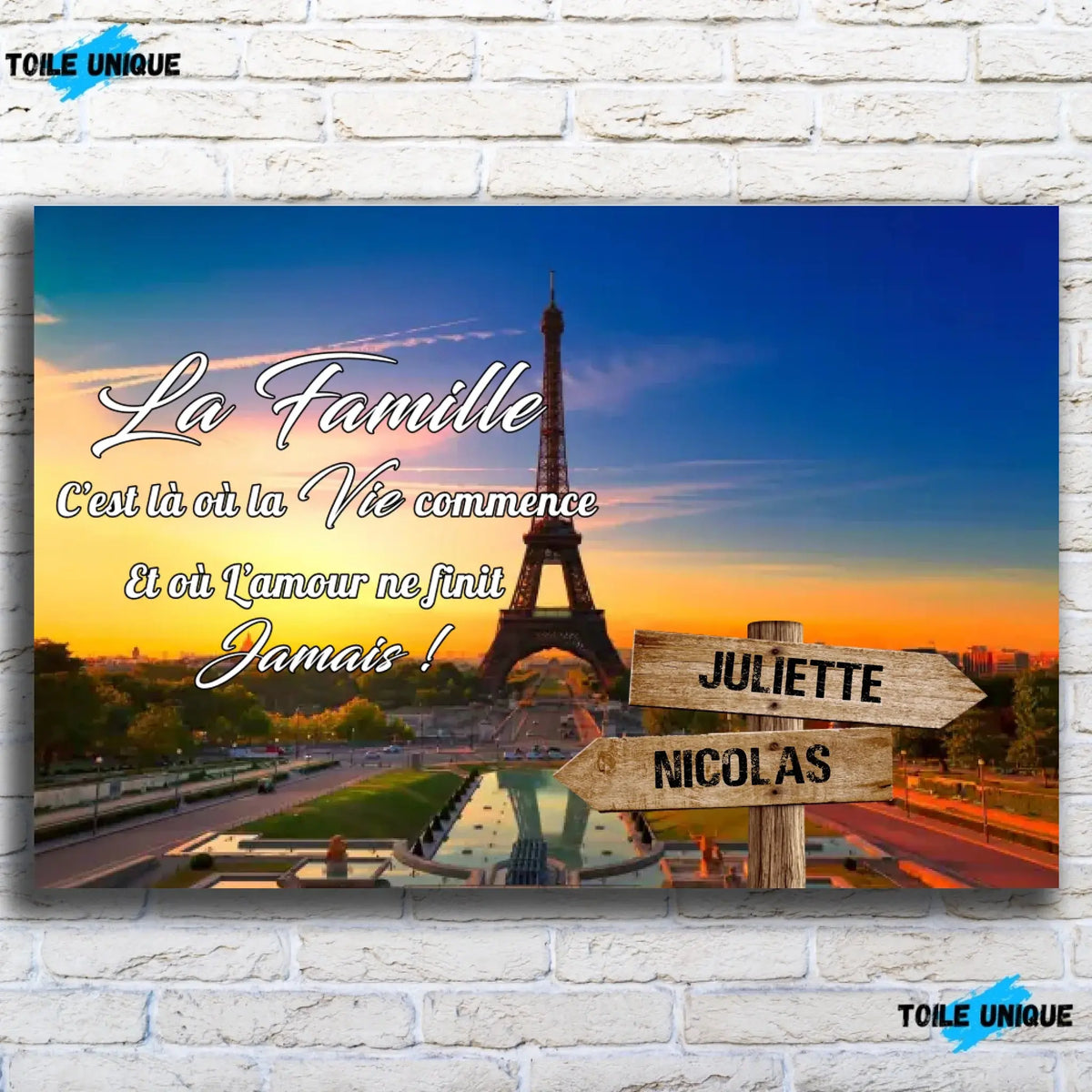 Tableau prénoms personnalisé Tour Eiffel de Paris, vue de face sur mur de briques blanches