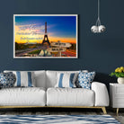 Tableau prénoms personnalisé Tour Eiffel de Paris accroché au mur, salon bleu foncé