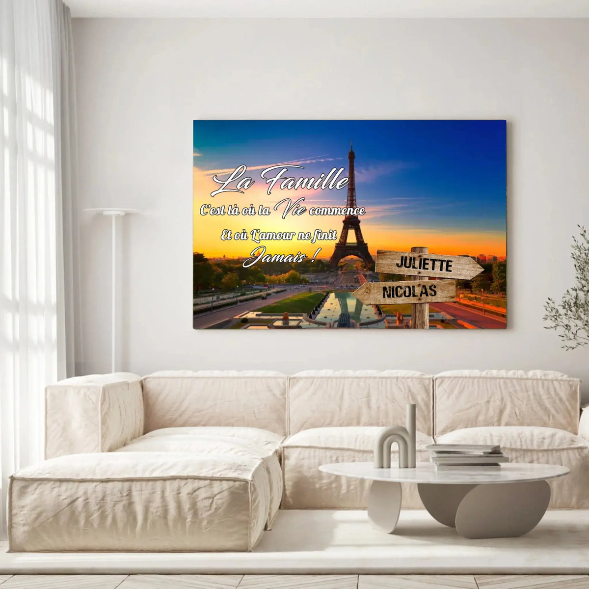 Tableau prénoms personnalisé Tour Eiffel de Paris accroché au mur, salon canapé blanc