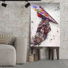 Tableau Street Art Avion en Papier sur toile, posé sur des tabourets devant un mur de briques