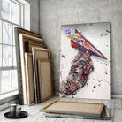 Tableau Street Art Avion en Papier en verre acrylique, posé devant des cadres empilés