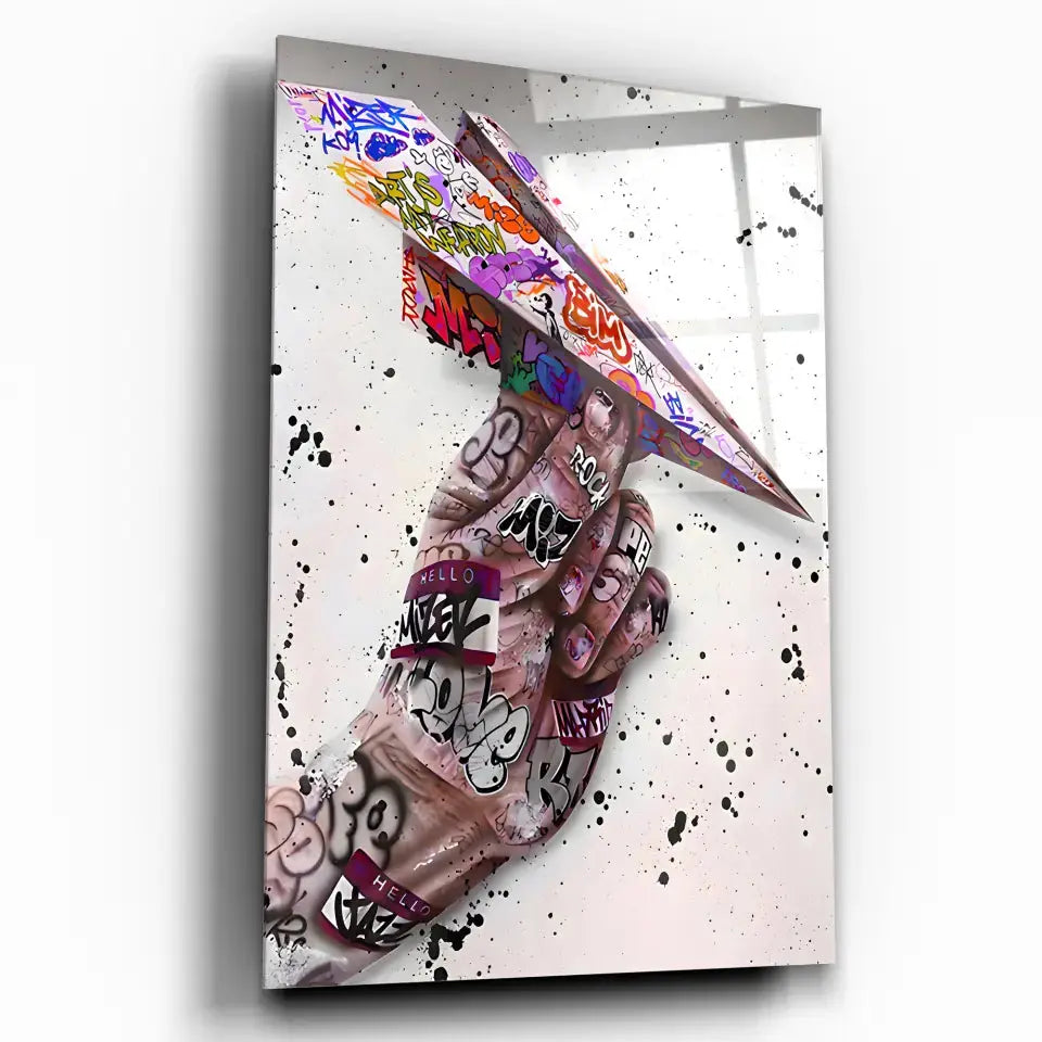 Tableau Street Art Avion en Papier en verre acrylique, vue inclinée sur fond blanc