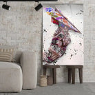 Tableau Street Art Avion en Papier en verre acrylique, posé sur des tabourets devant un mur de briques